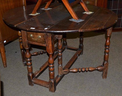 Lot 531 - An oak gate leg drop leaf table