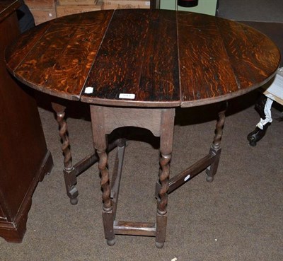 Lot 543 - Oak gateleg table