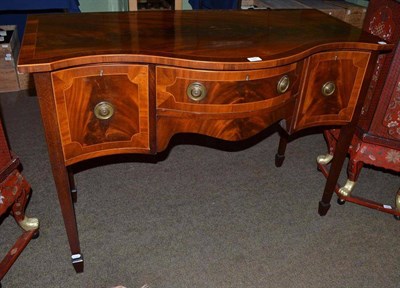 Lot 546 - An early 20th century serpentine front mahogany sideboard