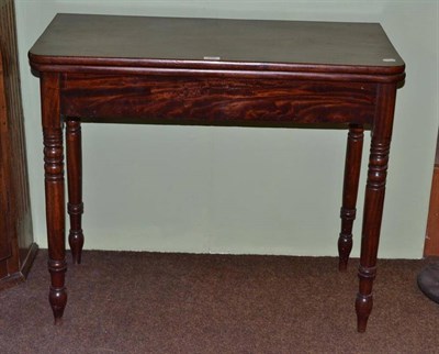 Lot 559 - A 19th century fold over swivel top tea table