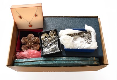 Lot 338 - A Cultured Pearl Necklace and Bracelet, the...