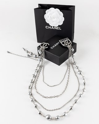 Lot Chanel, A Faux Pearl Chain With Double Pin...