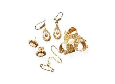 Lot 302 - A 9 Carat Gold Cultured Pearl Brooch, measures...