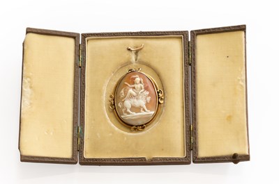 Lot 391 - A Cameo Brooch, the shell cameo depicting a...