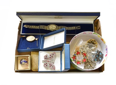 Lot 311 - A 9 Carat Gold Locket on Chain, the oval...