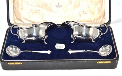 Lot 5 - A pair of silver sauce boats and ladles, cased