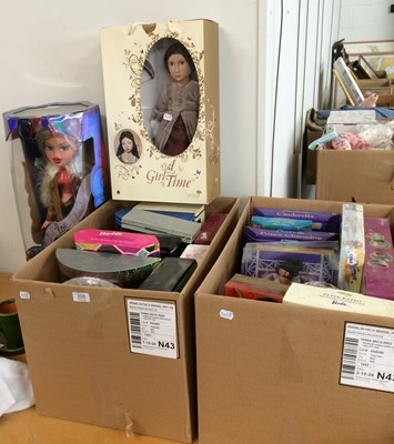 Lot 205 - Assorted Modern Collectable Dolls in original...