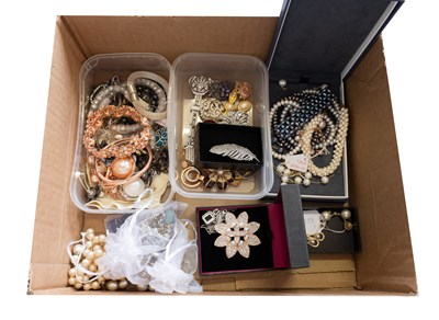 Lot 333 - A Quantity of Costume Jewellery, including...