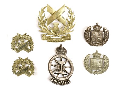 Lot 113 - A First World War Cap Badge and Pair of Collar...