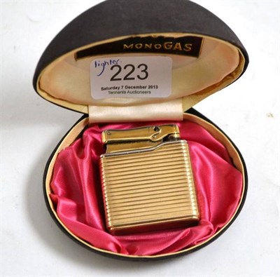 Lot 223 - A 9ct gold Colibri Monogas lighter