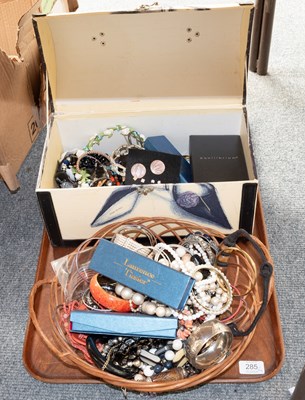 Lot 285 - A Quantity of Costume Jewellery, including...