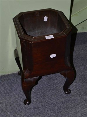 Lot 335 - A Georgian style mahogany planter