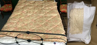 Lot 1253 - Circa 1930s Stagmoss Quilted Eiderdown, white...