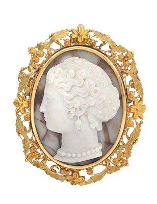 Lot 2368 - An Agate Cameo Brooch the carved agate...