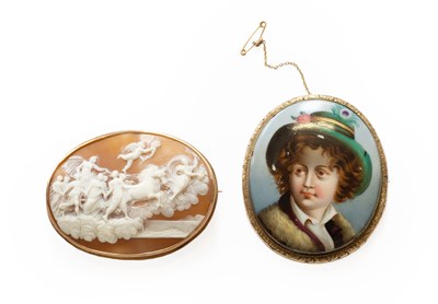 Lot 332 - A Shell Cameo Brooch, the oval shell cameo...