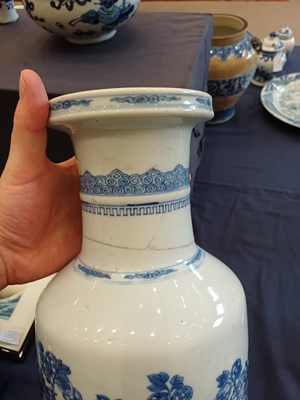 Lot 7 - A Chinese Porcelain Rouleau Vase, Kangxi,...