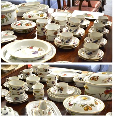 Lot 332 - A large quantity of assorted Royal Worcester Evesham pattern tea, dinner and oven ware