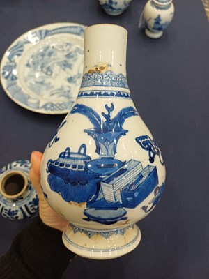 Lot 9 - A Chinese Porcelain Bottle Vase, Kangxi,...