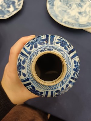 Lot 9 - A Chinese Porcelain Bottle Vase, Kangxi,...