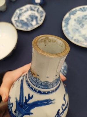 Lot 9 - A Chinese Porcelain Bottle Vase, Kangxi,...