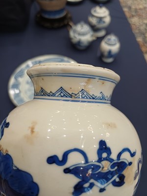 Lot 9 - A Chinese Porcelain Bottle Vase, Kangxi,...