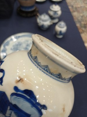 Lot 9 - A Chinese Porcelain Bottle Vase, Kangxi,...