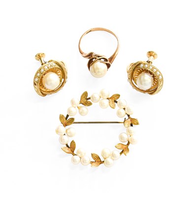 Lot 329 - A Cultured Pearl Ring, stamped 'K14', finger...