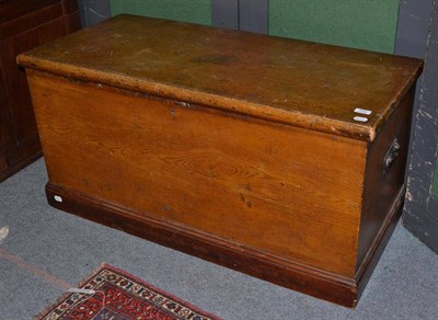 Lot 469 - A painted pine blanket chest