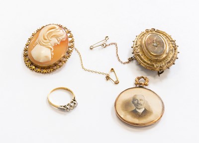 Lot 392 - A Diamond Three Stone Ring, stamped '18CT' and...