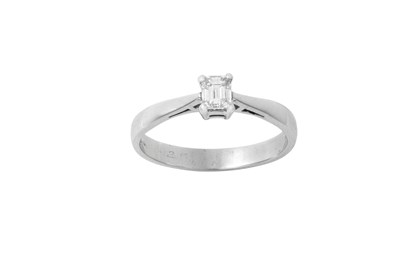 Lot 2318 - A Platinum Diamond Solitaire Ring the...