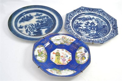 Lot 168 - Chinoserie decorated octagonal plate, pearlware blue and white willow pattern octagonal plate...