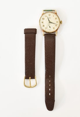 Lot 190 - A 9 Carat Gold Smiths De Luxe Wristwatch,...