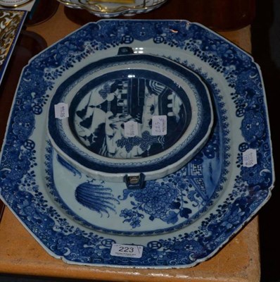 Lot 223 - An 18th century Chinese meat plate and an early 19th century Chinese blue and white food warmer