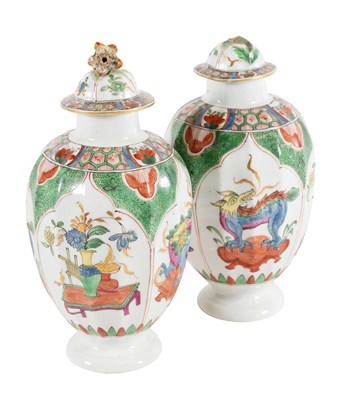 Lot 113 - A Pair of First Period Worcester Porcelain Tea...
