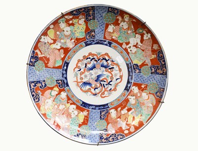Lot 214 - A Japanese Imari Porcelain Charger, late Meiji...
