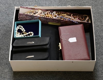 Lot 118 - A Quantity of Costume Jewellery, including...