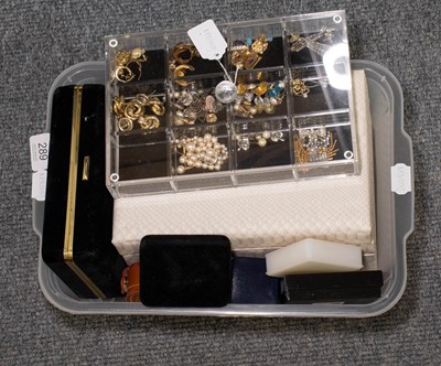 Lot 289 - A Quantity of Costume Jewellery, including...