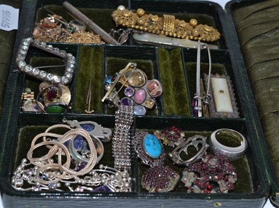 Lot 276 - A quantity of assorted costume jewellery, pendants, fobs etc