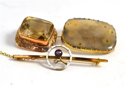 Lot 293 - An agate brooch, a citrine brooch, a garnet brooch and an Edwardian bar brooch (enamel a.f.)