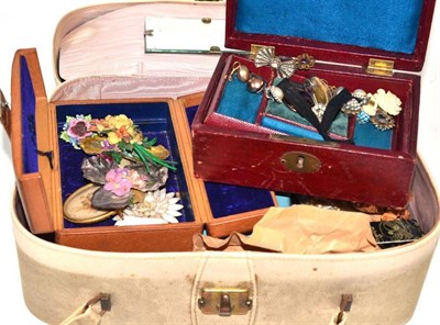 Lot 318 - A vanity box containing assorted costume jewellery including beads, brooches, etc