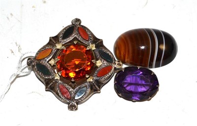 Lot 422 - A Scottish hardstone brooch, a silver amethyst brooch and a loose sardonyx stone