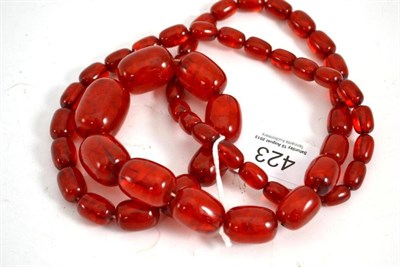 Lot 423 - An amber type bead necklace