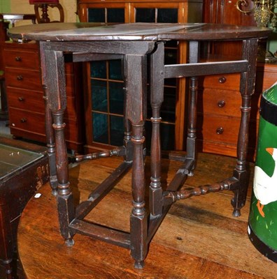 Lot 520 - Small oak drop leaf table