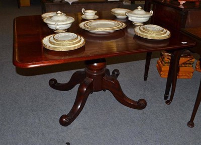 Lot 522 - Victorian mahogany pedestal dining table, width 105cm