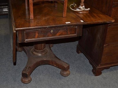 Lot 580 - A 19th century drop leaf breakfast table