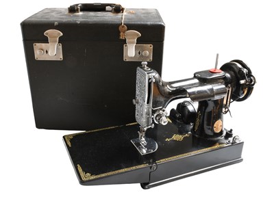 Lot 41 - A Singer Portable Electric Sewing Machine No....