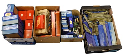 Lot 3104 - Hornby Dublo 3 Rail Accessories And Track