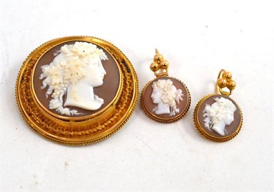 Lot 82 - Cameo circular brooch and pair of matching drop earrings