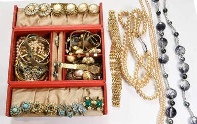 Lot 533 - A Quantity of Costume Jewellery, including...