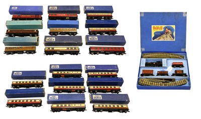 Lot 3106 - Hornby Dublo 3 Rail EDG17 Tank Goods Set